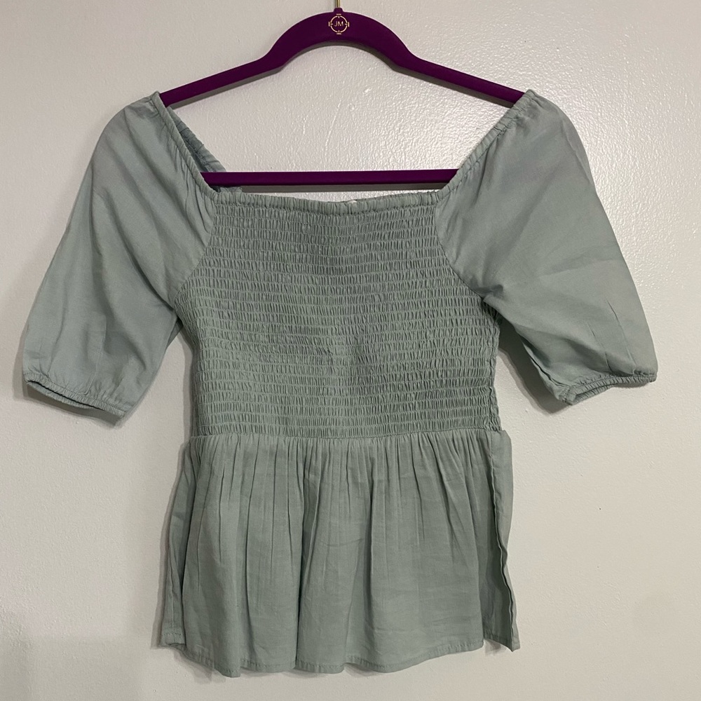 Light weight top, gently worn